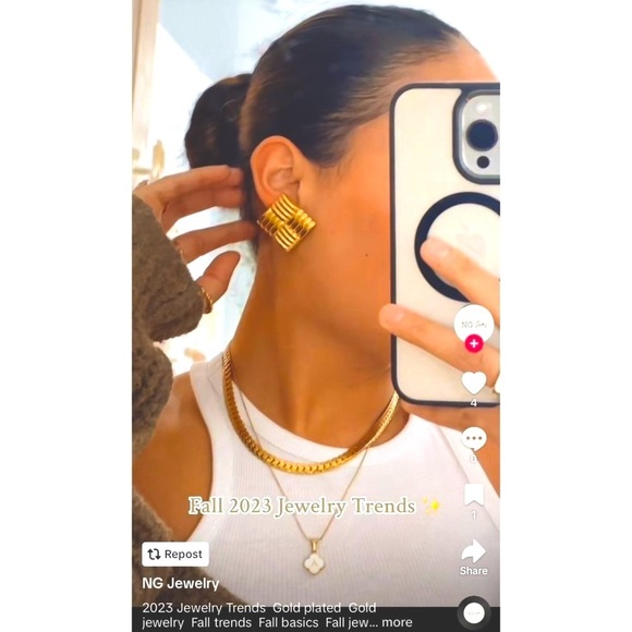 Large Gold Clip-on Earrings Bold Chunky Trending Fashion 80s - Picture 12 of 12